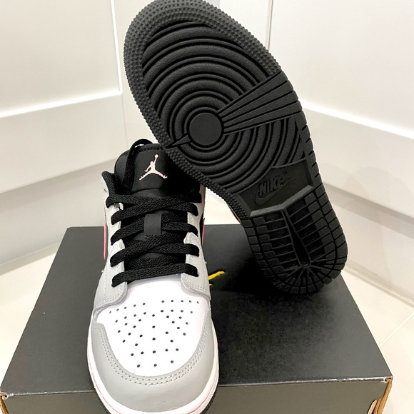 Jordan 1 Low Black Grey Pink - Picture 5 of 6
